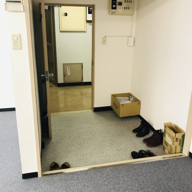 新倉ビル 貸室入口