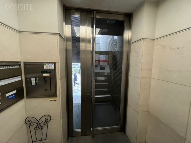 友泉本石町ビル エントランス