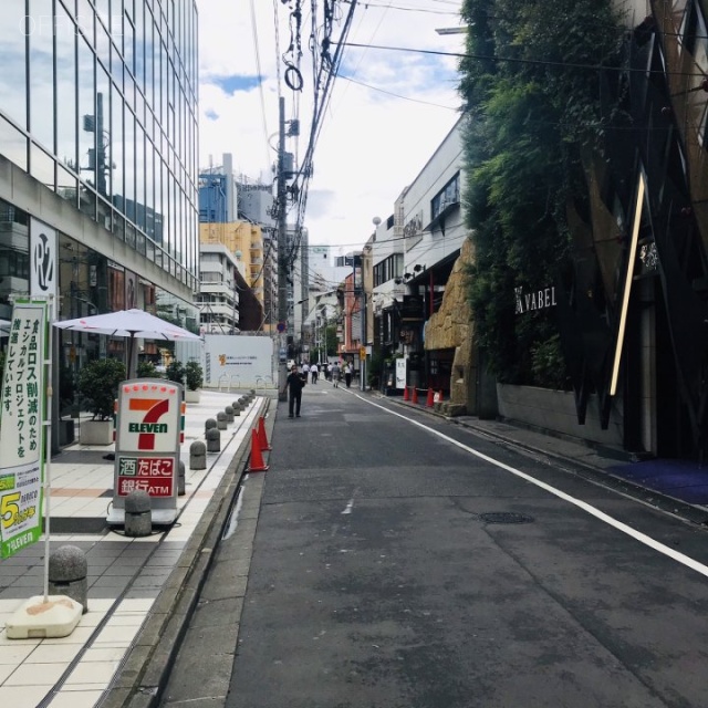 ラウンドクロス六本木 ビル前面道路