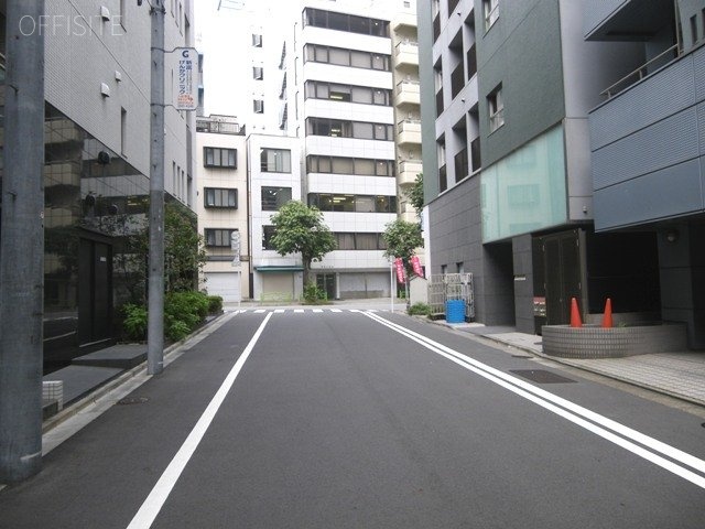 間宮ビル ビル前面道路