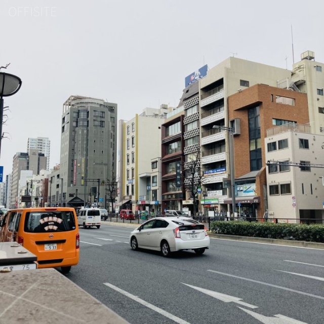 シャンブル戸張 ビル前面道路