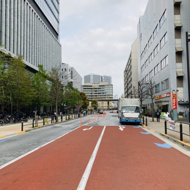 AーPLACE田町イースト ビル前面道路