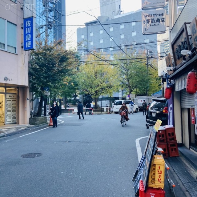 felicita西新宿 ビル前面道路