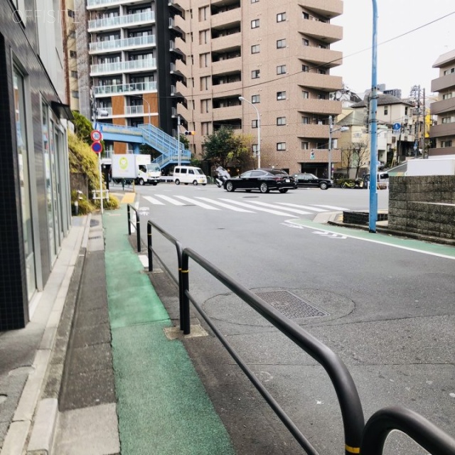 サンクタス市ヶ谷富久町East・west 前面歩道