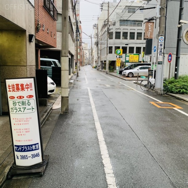 イズミナビル ビル前面道路