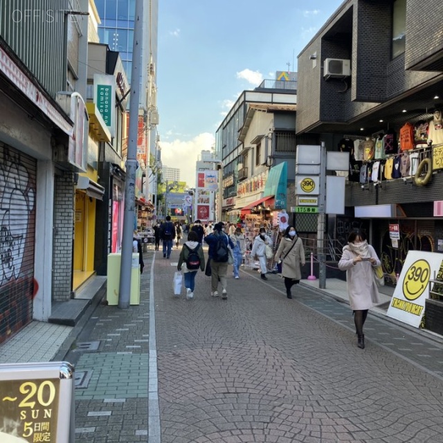 175番館本館 ビル前面道路
