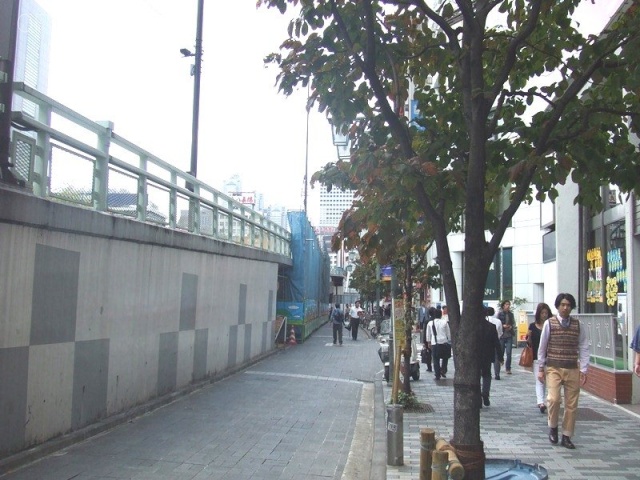 森治ビル ビル前面道路