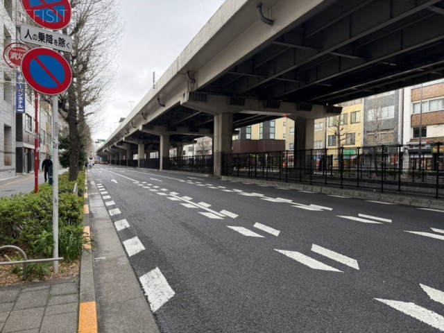 晴花ビル　前面に昭和通り