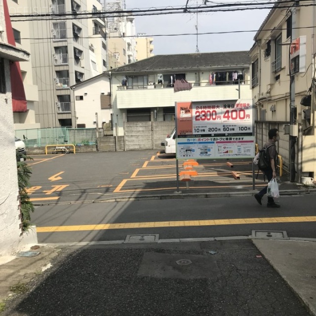 新宿YTビル ビル前面道路