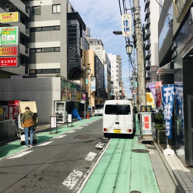 メイト新宿ビル ビル前面道路