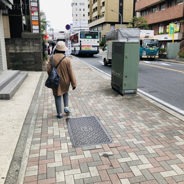 ジブラルタ生命市川ビル ビル前面道路