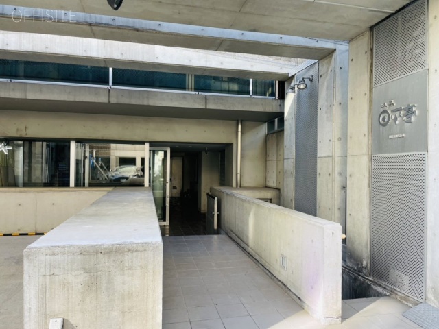 日平本郷ビル　オフィスビル出入口