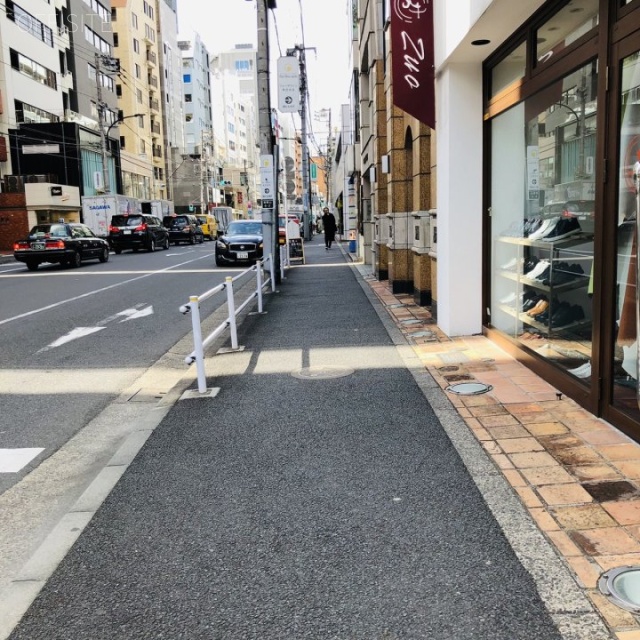 NYKビル 前面歩道