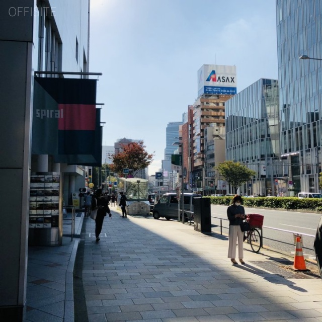南青山ステラハウス ビル前面道路