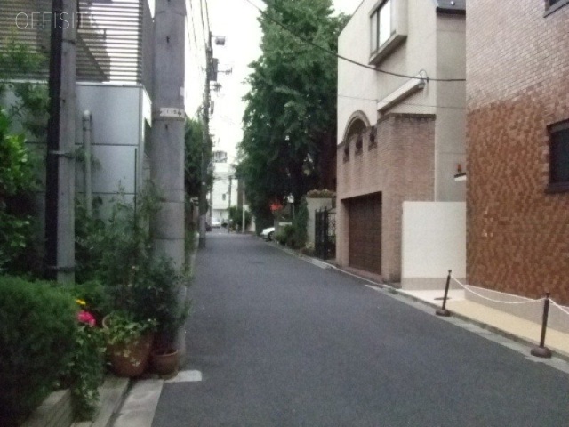センチュリーホーム西麻布 ビル前面道路