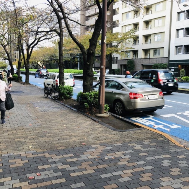 岩崎ビル　ビル前面道路