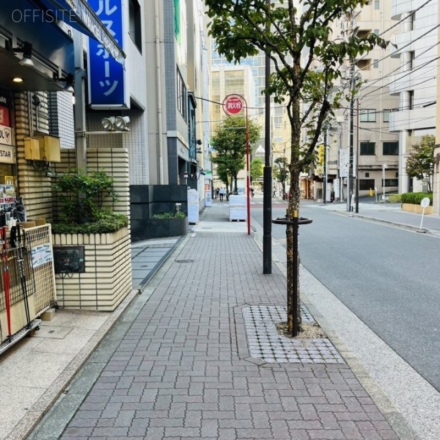 東観小川町ビル 前面歩道