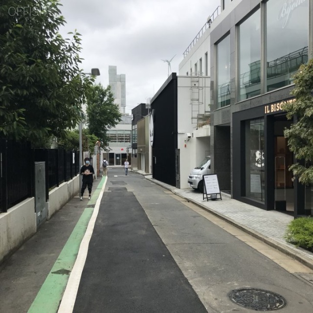 エスパス表参道　ビル前面道路