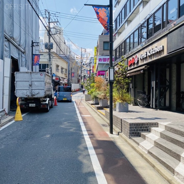 下北沢ビックベンビル 前面道路