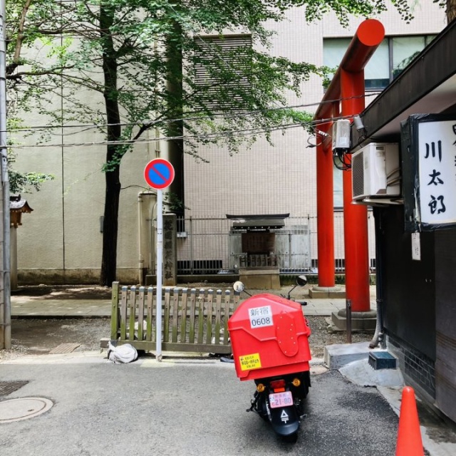 花園ビル ビル前面道路