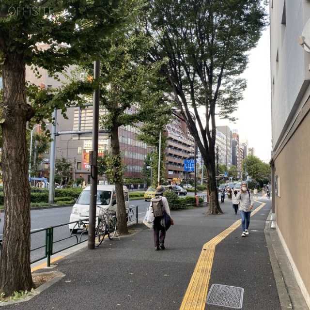 有恒ビル ビル前面道路