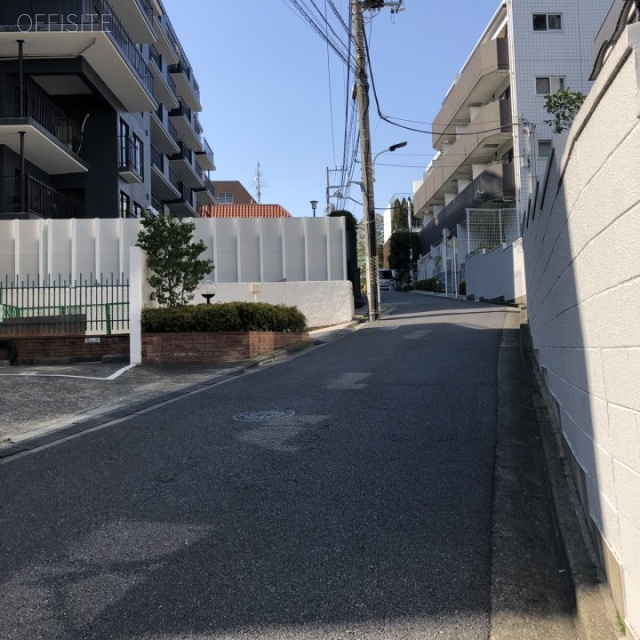 赤坂桧町公園アーバンライフ ビル前面道路