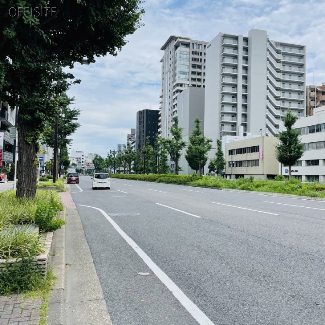 鹿島貿易ビル 前面に桜通