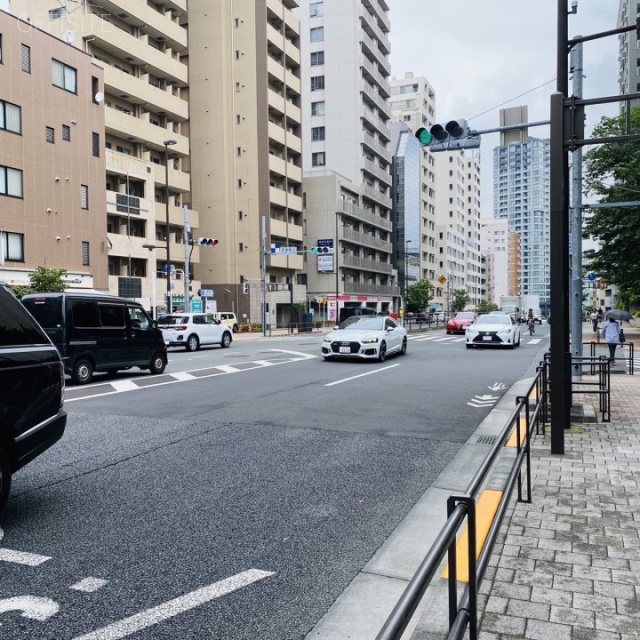 ラテスト白金台 ビル前面道路