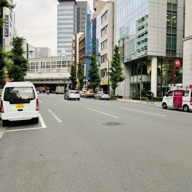 三井住友銀行神田駅前ビル(TKP神田駅前ビジネスセンター) ビル前面道路