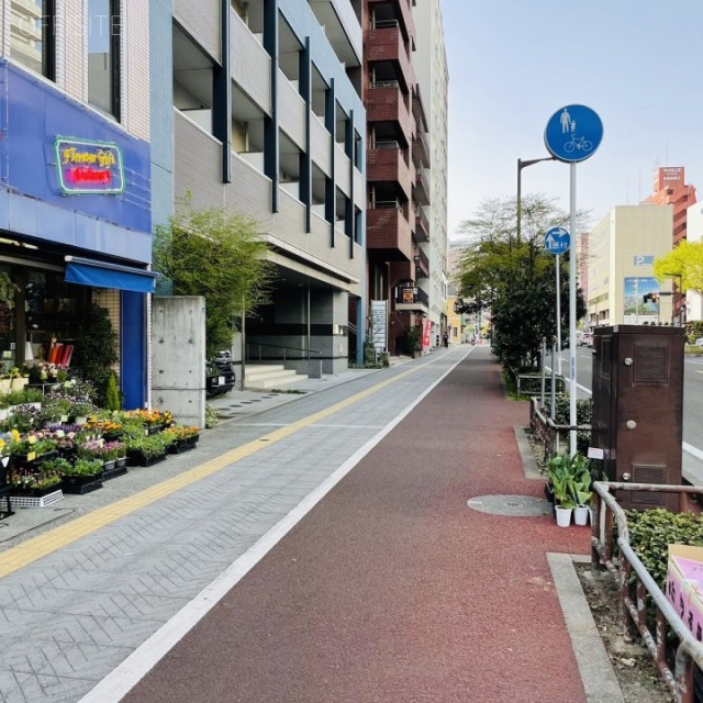 カタヒラビル 前面歩道