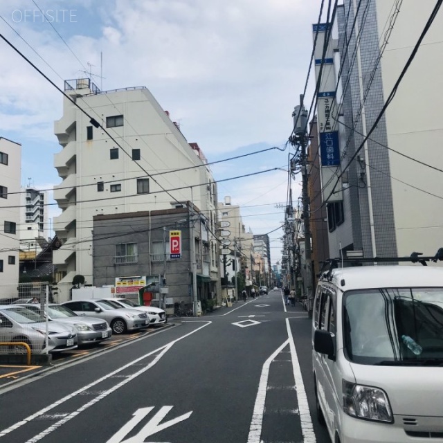 芹澤ビル ビル前面道路