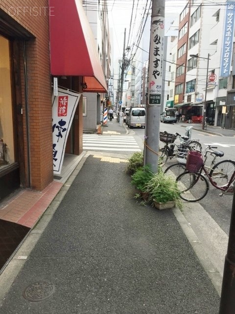 カツハタビル ビル前面道路