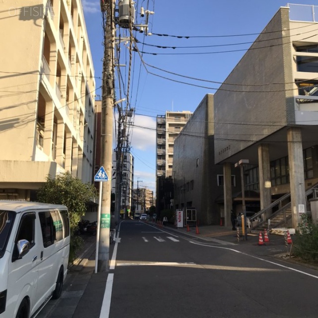 エムズ・ゴン ビル前面道路