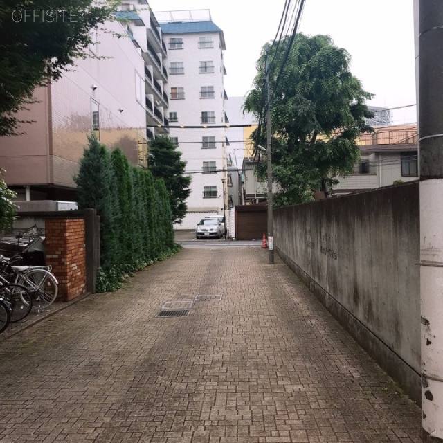 青山野末ビル　ビル前面道路