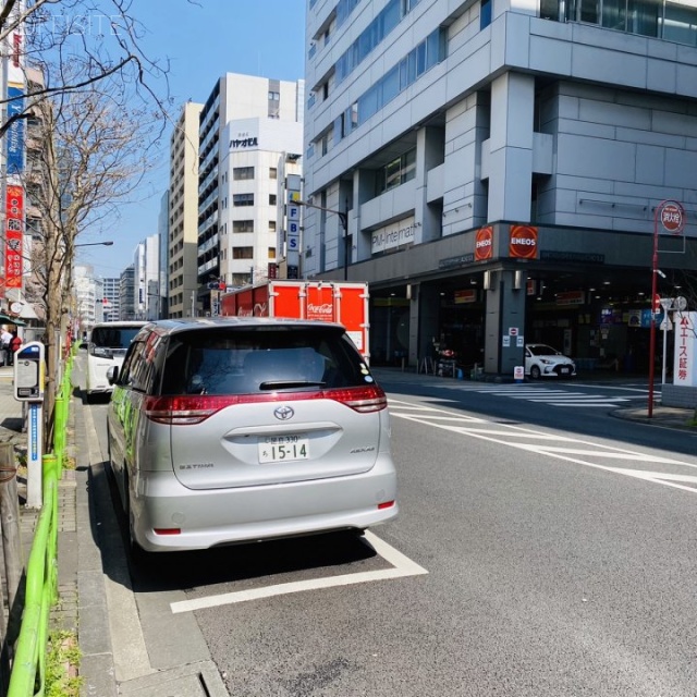 兜町八千代ビル ビル前面道路