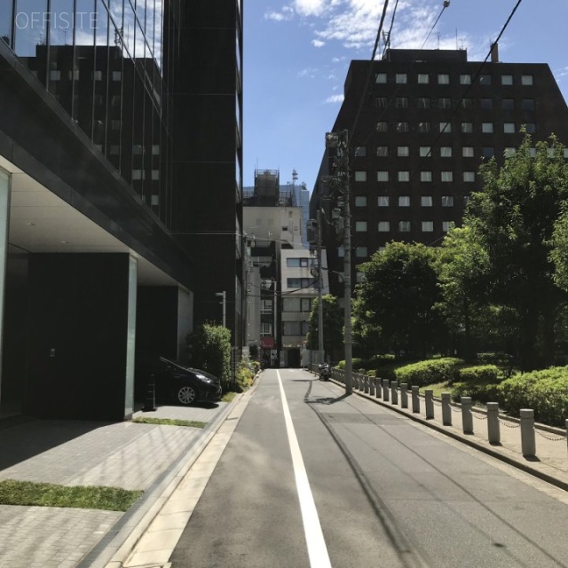 PMO西新橋 ビル前面道路