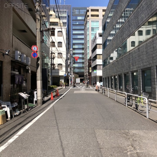 リリエンハイム ビル前面道路