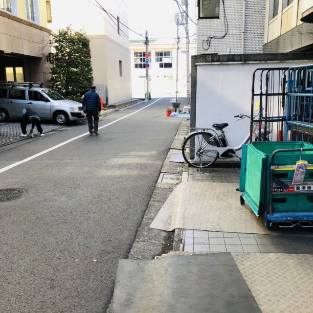BM原宿 ビル前面道路