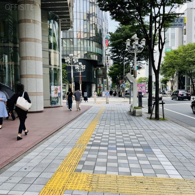 大津通電気ビル 前面歩道