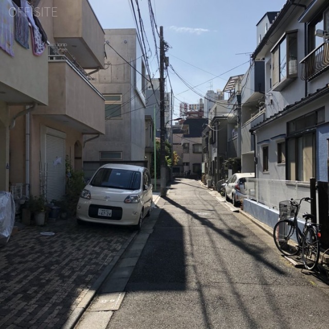 尚美ビル ビル前面道路