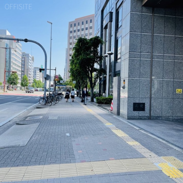 三晃社ビル 前面歩道