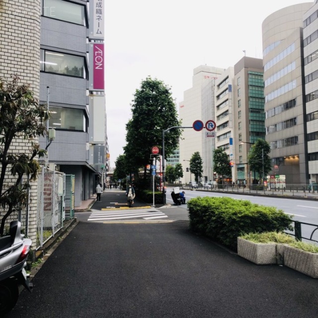 岩本町シティプラザビル 3階 46.00坪　ビル前面道路