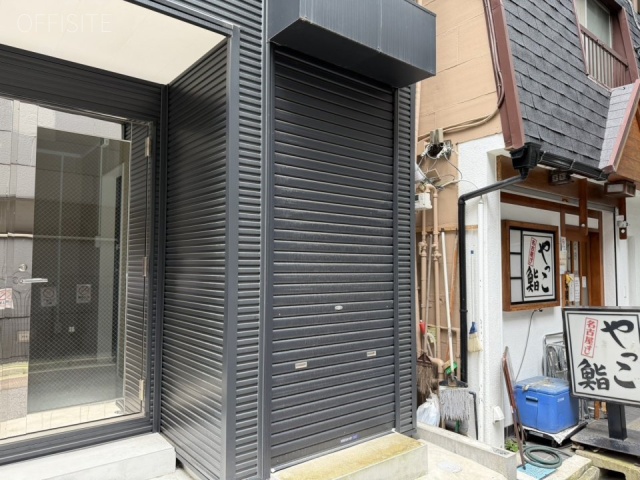 千代田区神田小川町3丁目ビル　オフィスビル出入口