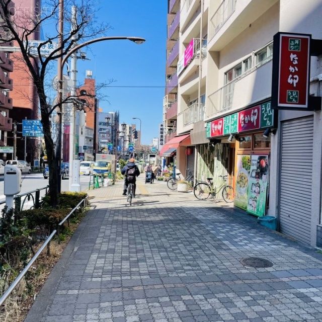 セレクトガーデン池袋ビル 前面歩道