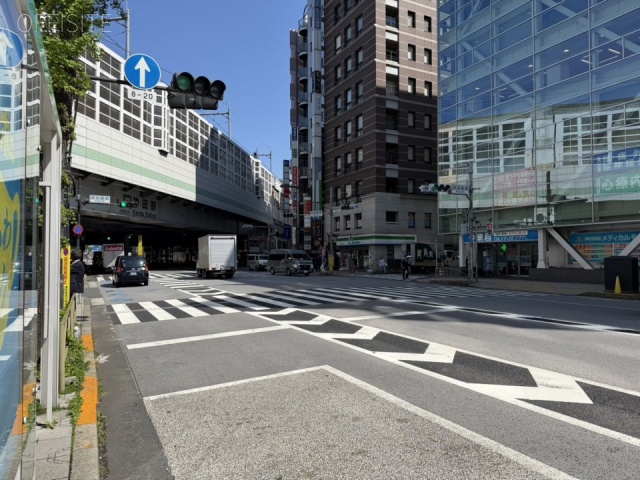 大久保ビル　前面に中央通り