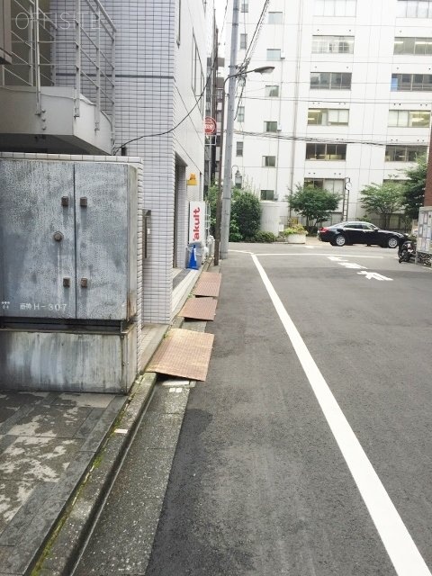太陽ビル ビル前面道路