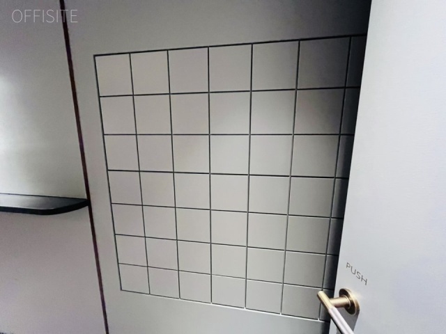 WORK VILLA YAESU　女性用トイレ 小物入れ