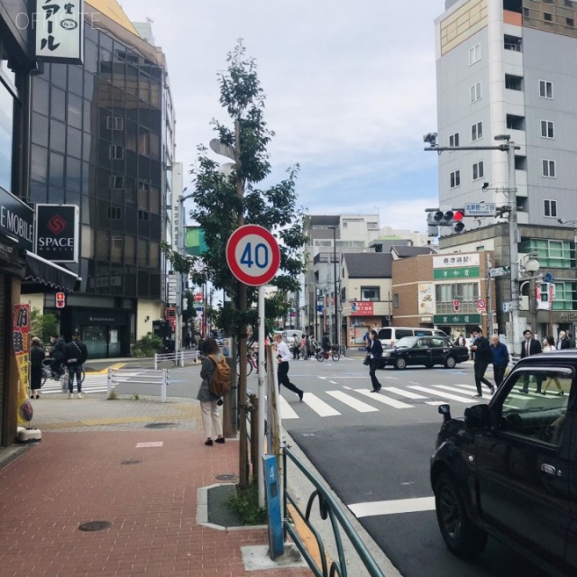 大久保カドビル ビル前面道路