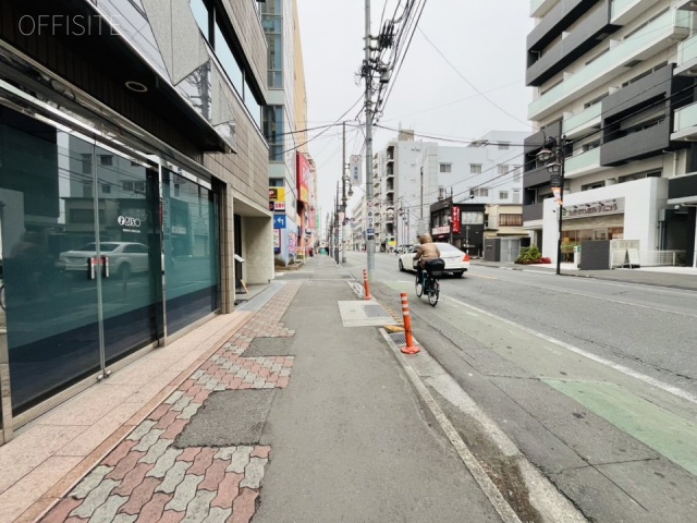 金周(カネシュウ)ビル 前面歩道