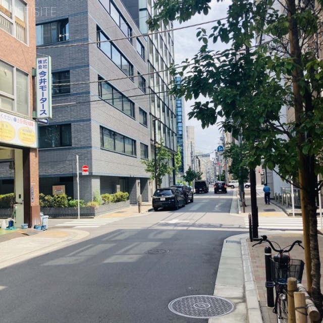 岩本町手塚ビル ビル前面道路